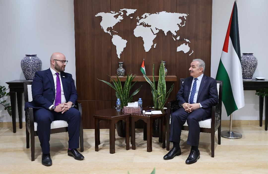 اشتية خلال لقائه ممثل صندوق الأمم المتحدة للسكان في فلسطين دومينيك آلن